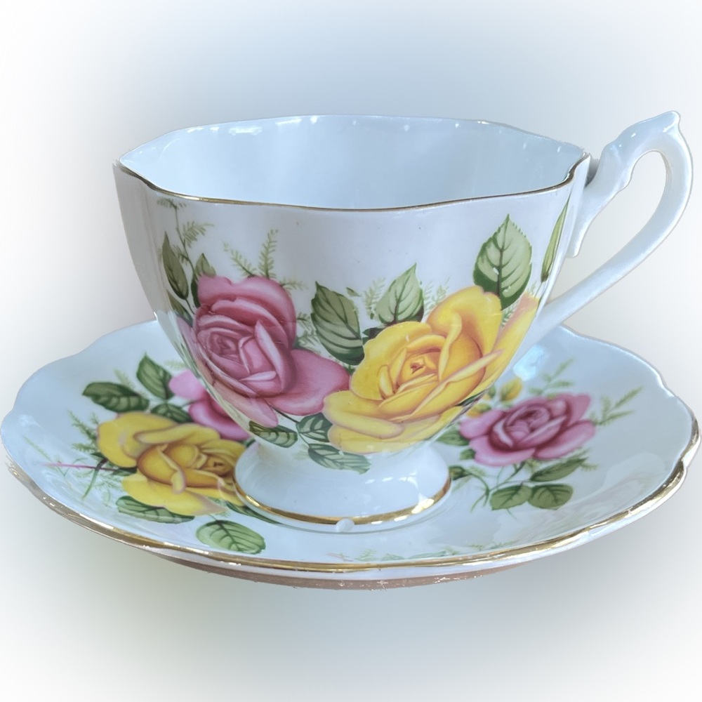 🎈2/$30 - QUEEN ANNE Fine Bone China Teacup & Saucer Set - Made in England.